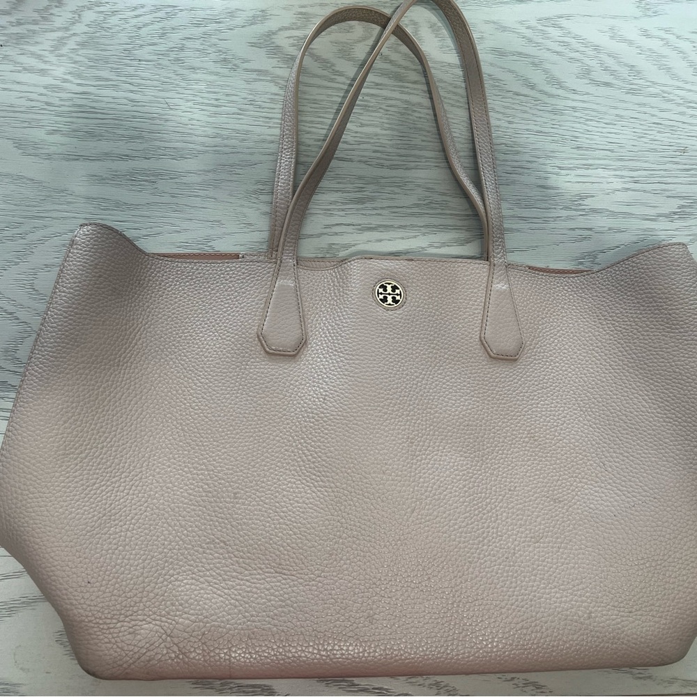 Tory Burch Cream Tote Bag with Minimalist Design